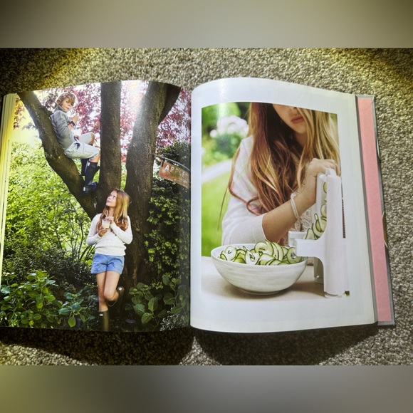 Gwyneth Paltrow's "It's All Easy: Delicious Weekday Recipes.." Hardback Cookbook - Picture 5 of 5